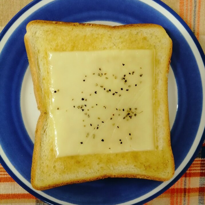 ブラックペパー チーズシュガートースト